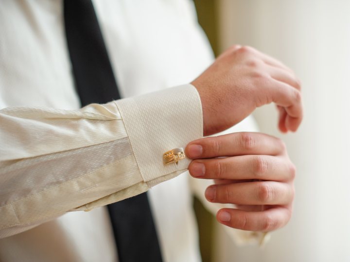 How to Wear Cufflinks: A Comprehensive Guide for the Modern Gentleman